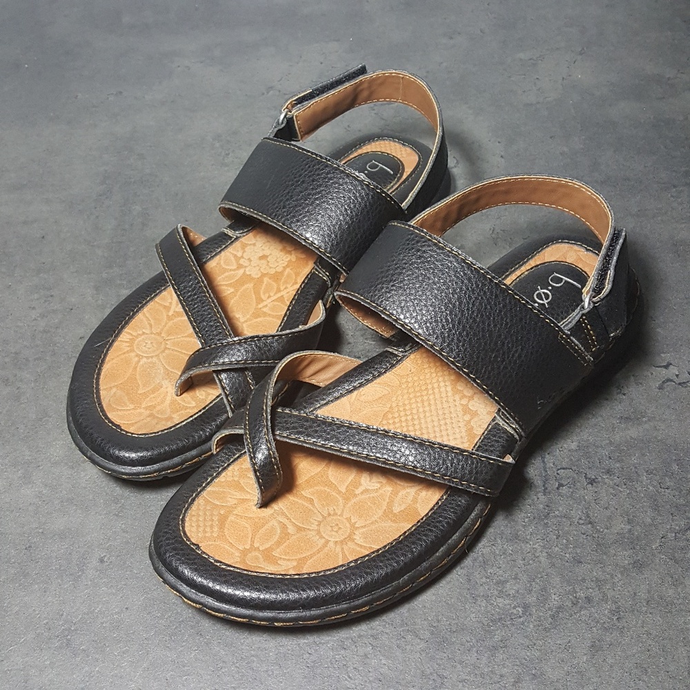 BOC Born women black Size 6 sandals Toe Ring